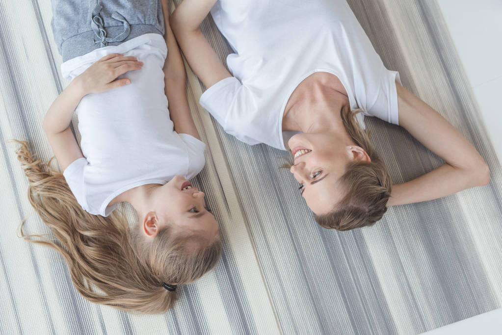 Widok z góry z matka i Córka, leżąc na podłodze - Zdjęcie, obraz