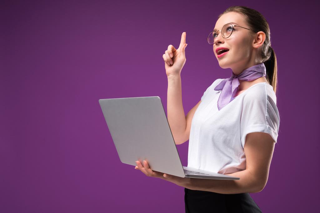 fille tenant ordinateur portable et montrant geste idée isolé sur violet
 - Photo, image