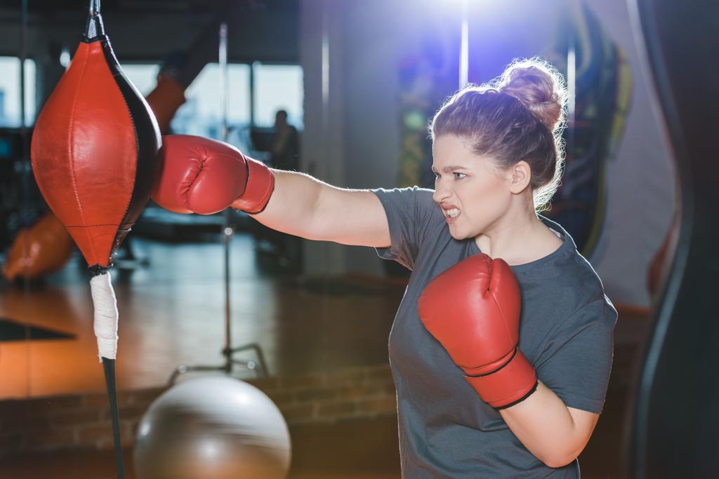 túlsúlyos nő boxedzéshez tornaterem - Fotó, kép