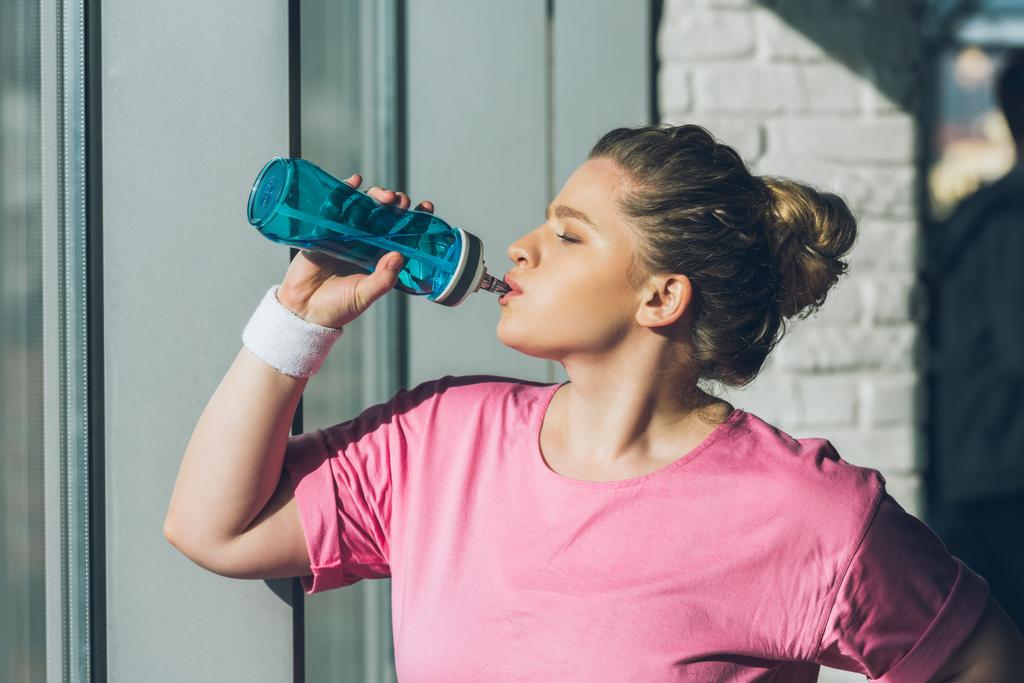 femme en surpoids boire de l'eau au gymnase
 - Photo, image