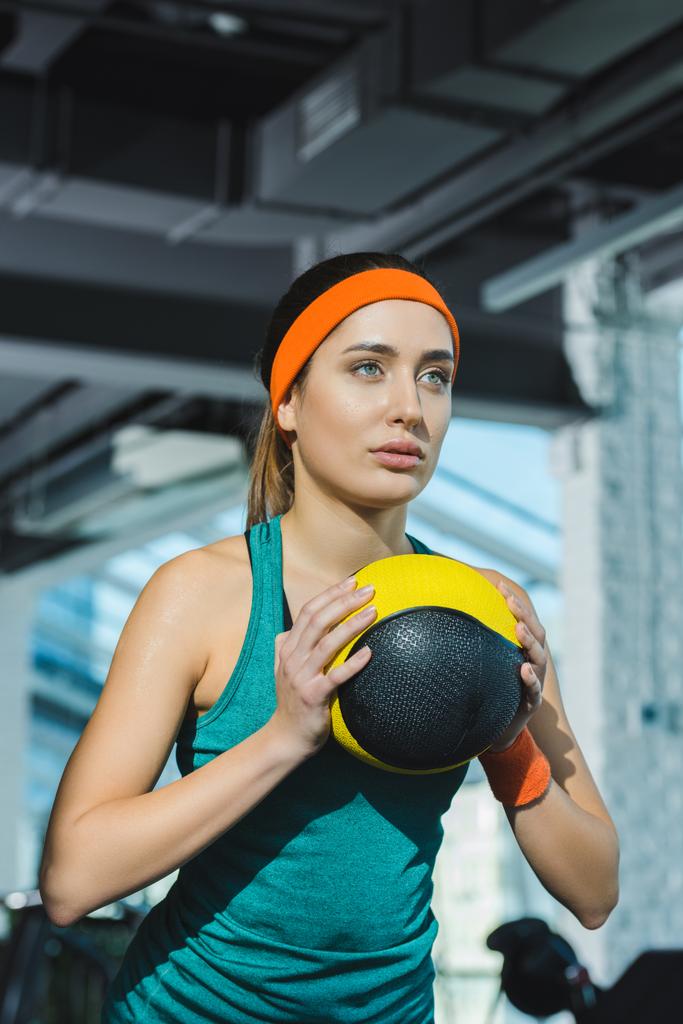 спортивна жінка тренується з медичним м'ячем у спортзалі
 - Фото, зображення