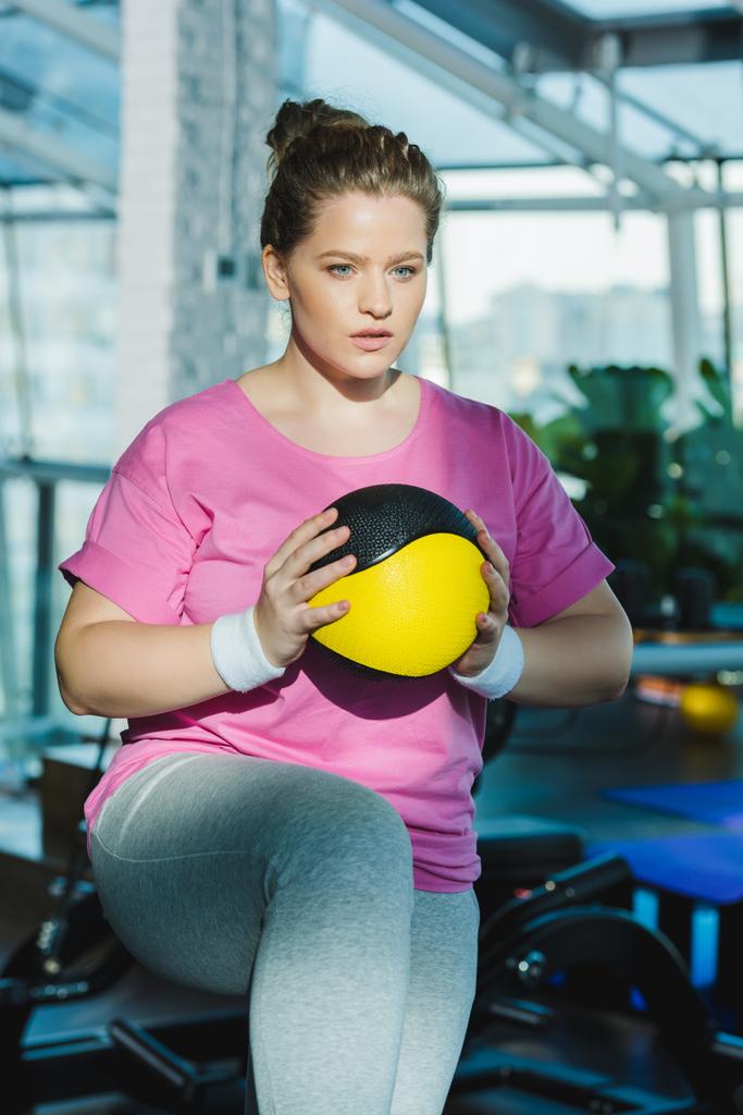 ожирение женщины тренировки с мячом медицины в тренажерном зале
 - Фото, изображение