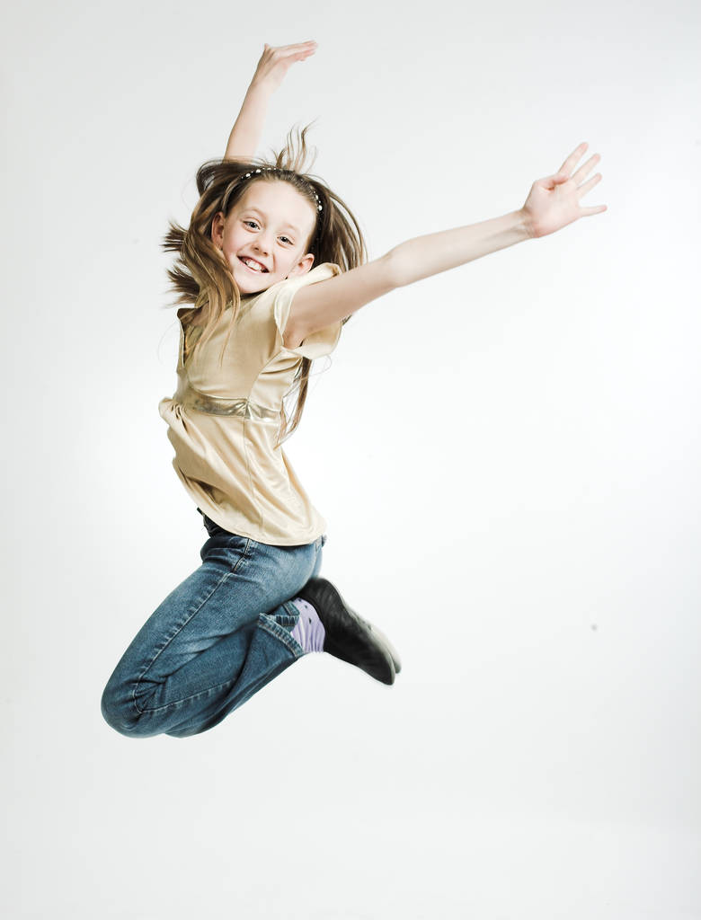 Девушка прыгает на белом фоне - Фото, изображение