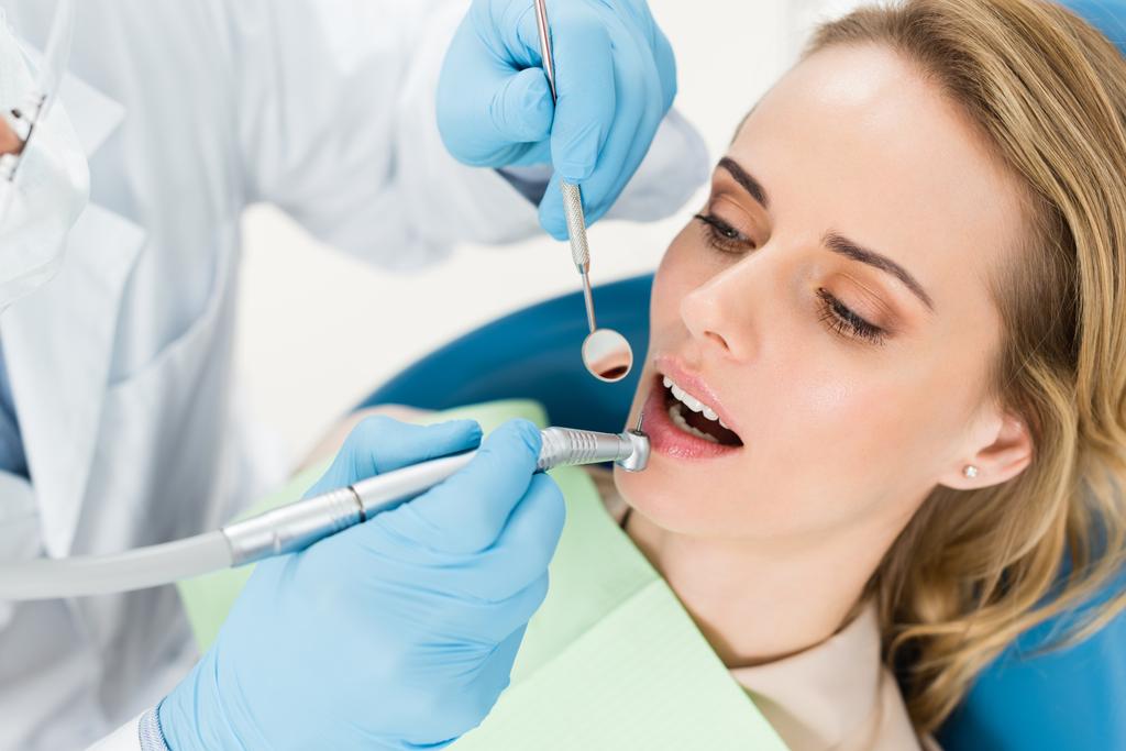 Orvos, fogászati fúró használata során a modern fogászati klinika - Fotó, kép