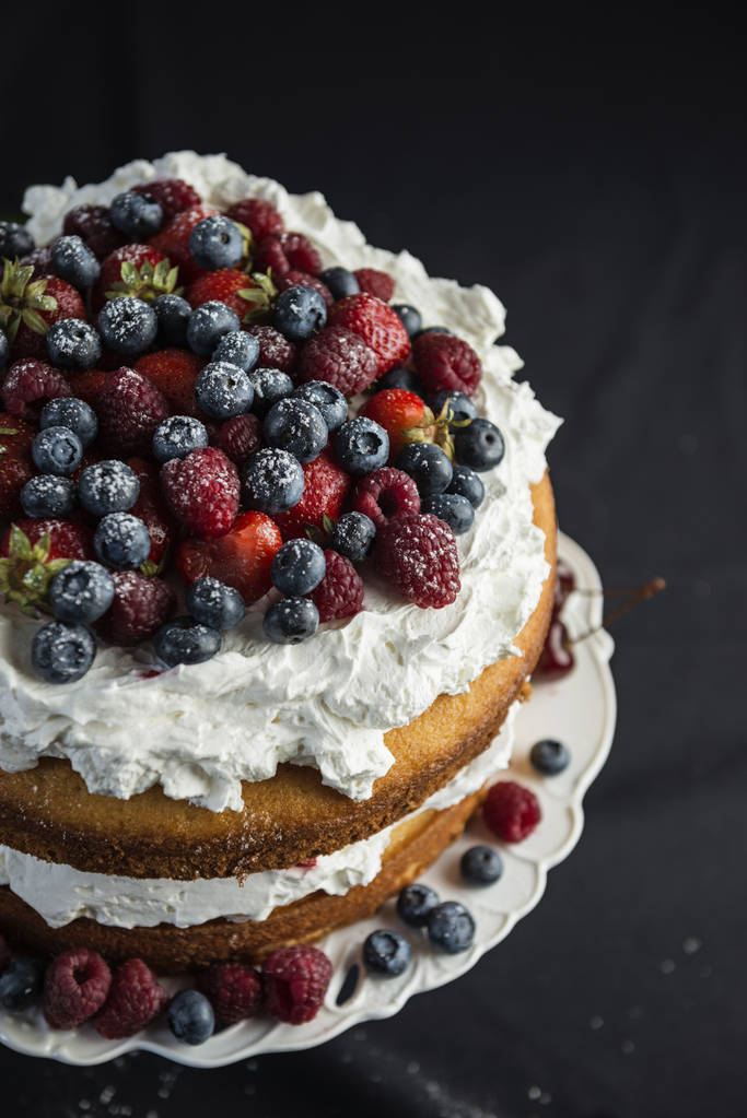 Krásné, ovoce nahý dort na tmavé ubrus - Fotografie, Obrázek