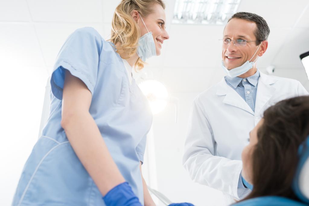Mosolyogva, orvos és a beteg a modern fogászati klinika - Fotó, kép