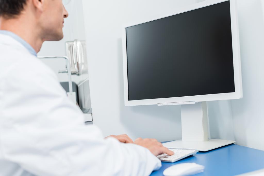 Doctor working by computer in modern clinic - Photo, Image