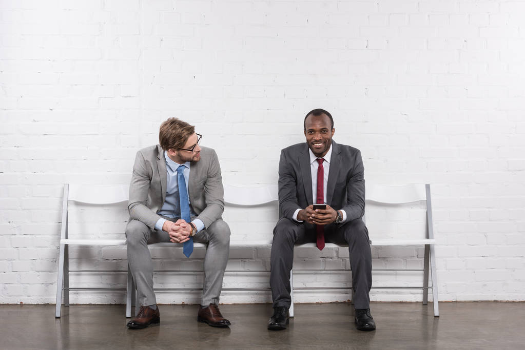 empresários multiétnicos em ternos à espera de entrevista de emprego
 - Foto, Imagem