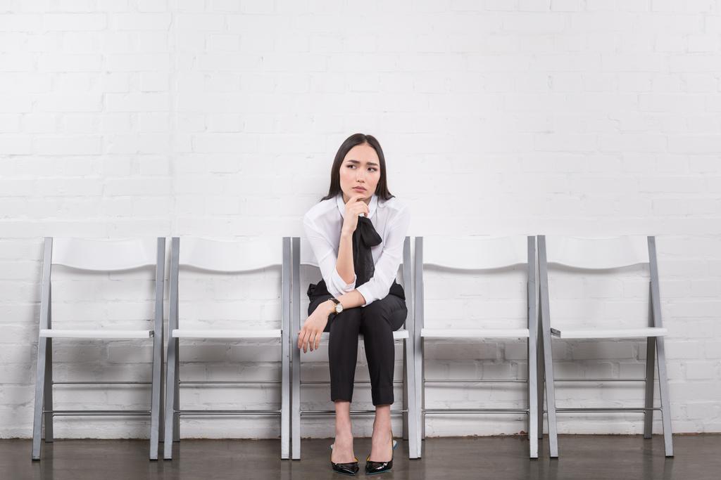 doordachte Aziatische zakenvrouw wachten op sollicitatiegesprek - Foto, afbeelding