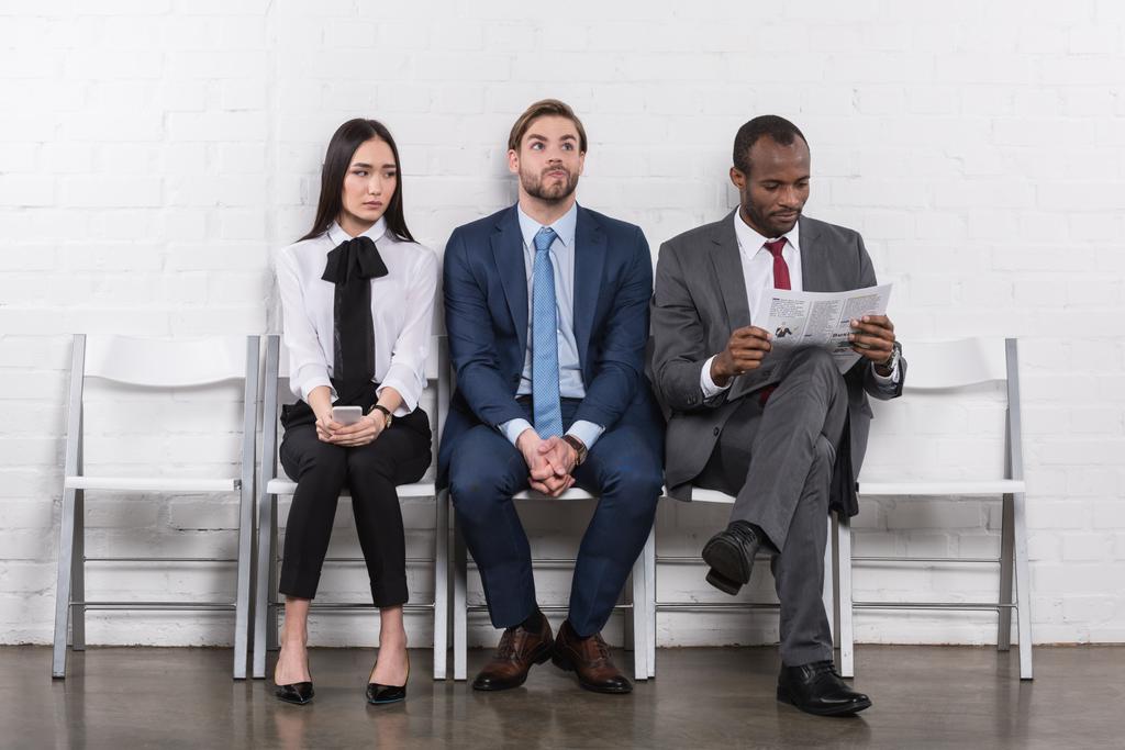 jovens empresários multiétnicos à espera de entrevista de emprego
 - Foto, Imagem