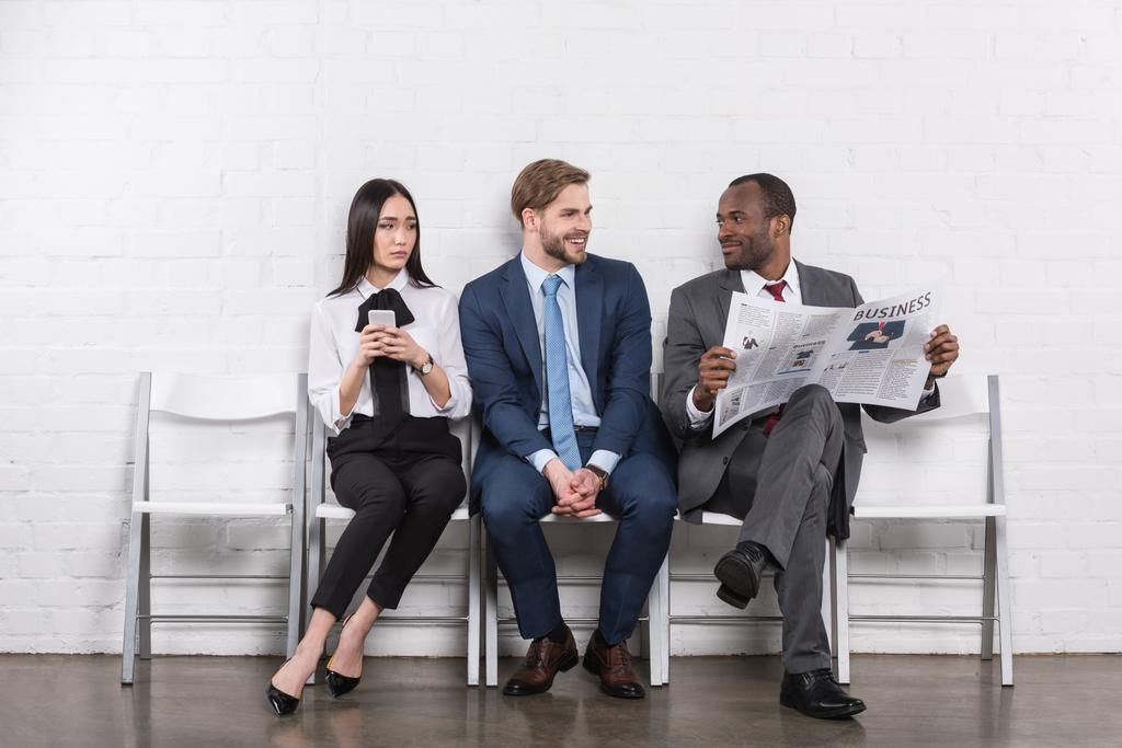 jeunes entrepreneurs multiethniques en attente d'un entretien d'embauche
 - Photo, image