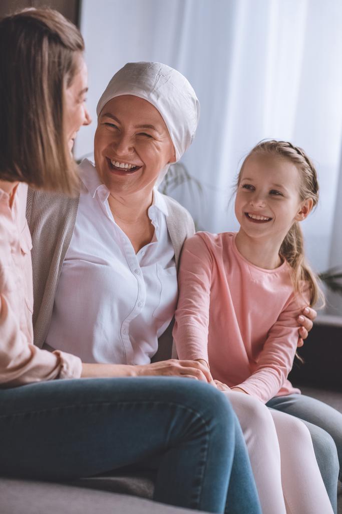3 世代一緒に時間を過ごすと笑って、癌の概念の幸せな家庭 - 写真・画像