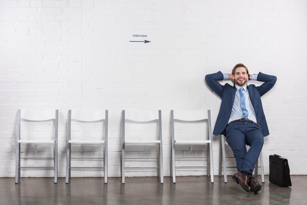 relaxado caucasiano empresário à espera de emprego entrevista
 - Foto, Imagem