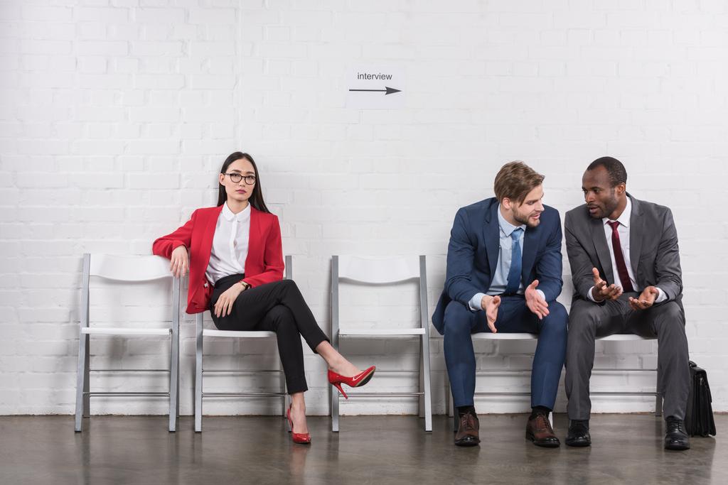 hommes d'affaires multiculturels avoir une conversation près de femme d'affaires asiatique en attendant l'entrevue d'emploi
 - Photo, image