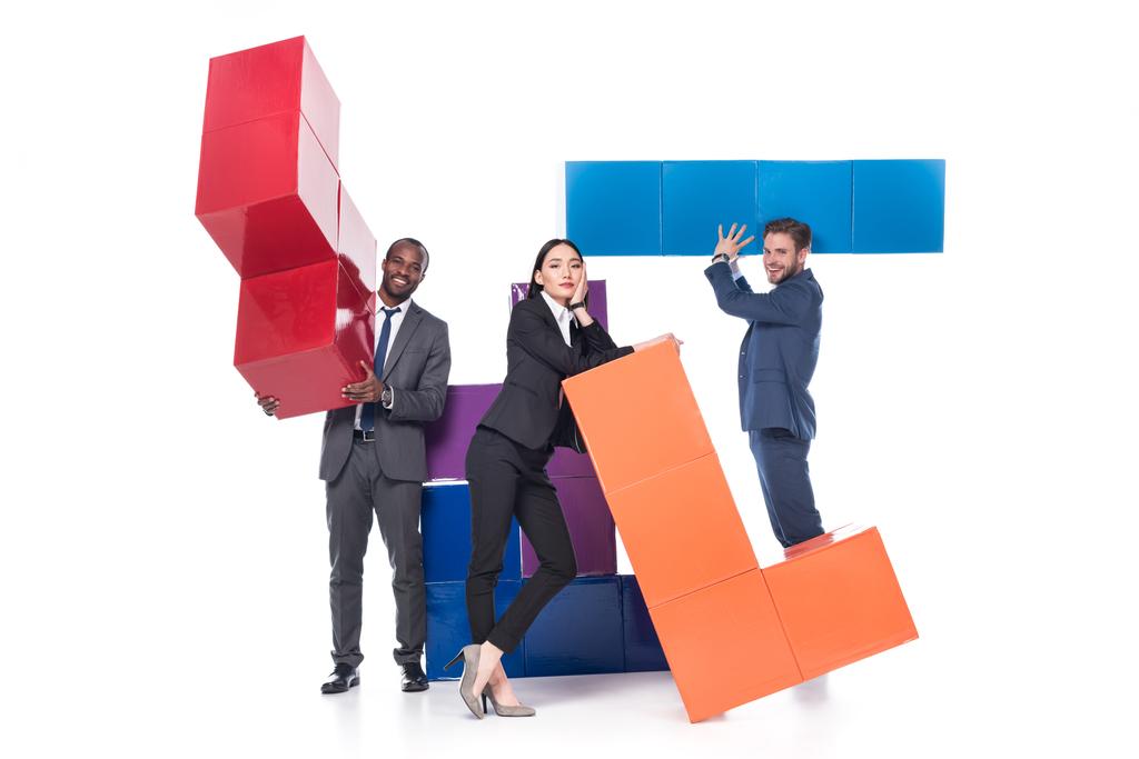gente de negocios multiétnicos con bloques de colores aislados en blanco
 - Foto, Imagen