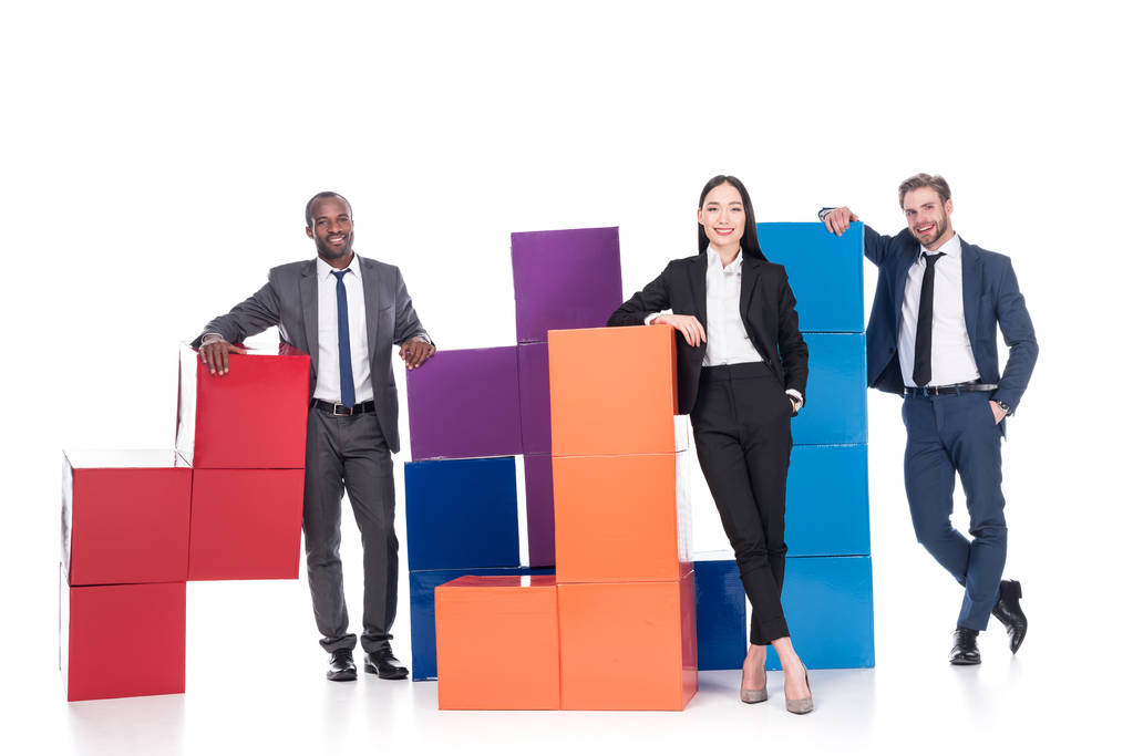 multi-etnisch zakenmensen met kleurrijke blokken glimlachend geïsoleerd op wit, teamwerk concept - Foto, afbeelding