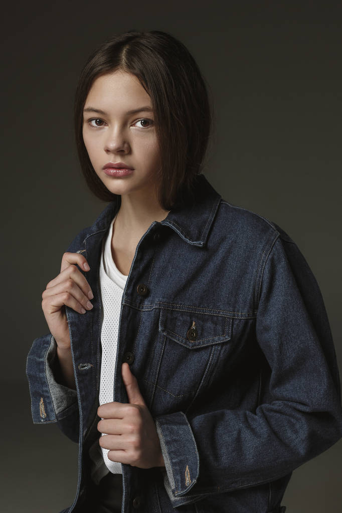 Elegantní mladá dospívající dívka nad šedým pozadím - Fotografie, Obrázek