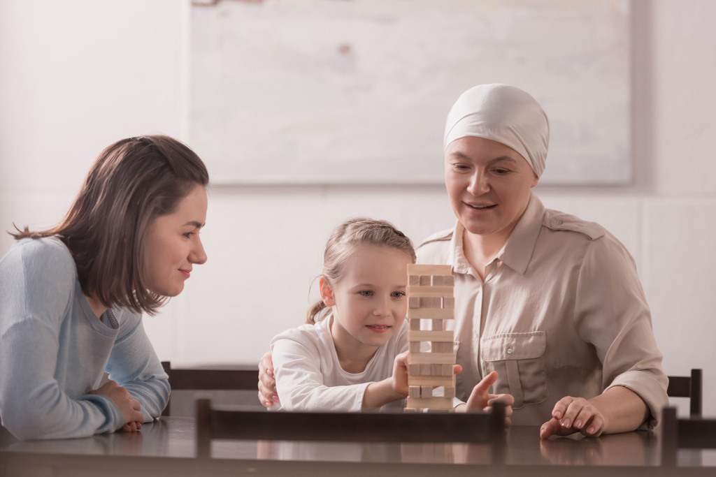 familia de tres generaciones jugando con bloques de madera juntos, concepto de cáncer
 - Foto, imagen