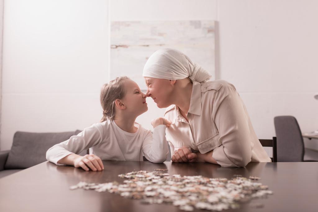 grand-mère et petite-fille jouer avec puzzle ensemble, concept de cancer
 - Photo, image