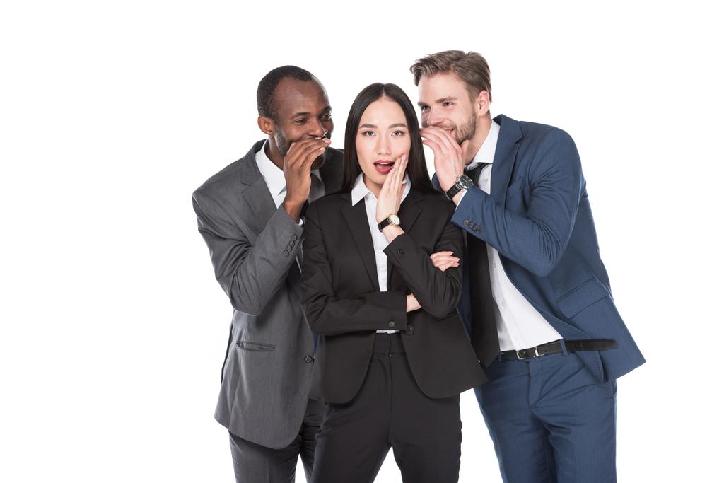 retrato de multiétnicos empresários dizendo segredo para asiático empresária isolado no branco
 - Foto, Imagem