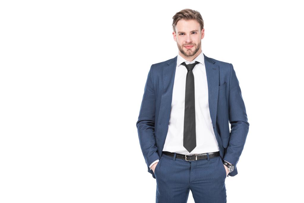retrato de hombre de negocios caucásico en traje con las manos en bolsillos aislados en blanco
 - Foto, Imagen