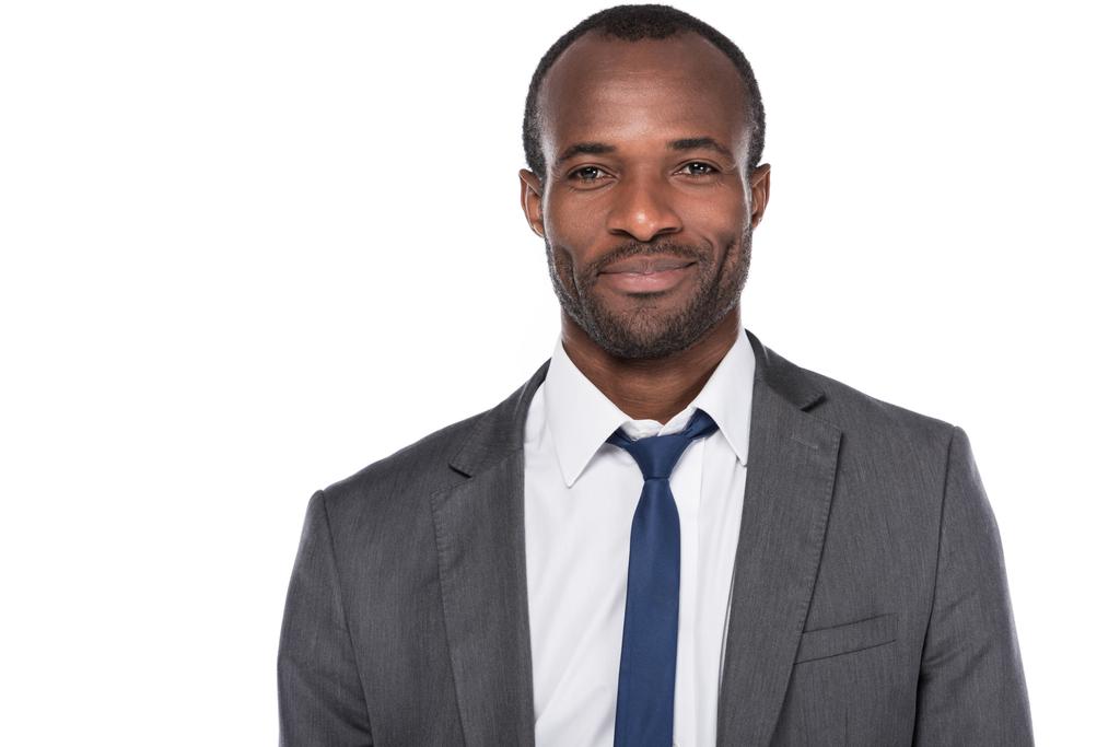 portrait d'un homme d'affaires afro-américain souriant en costume isolé sur blanc
 - Photo, image