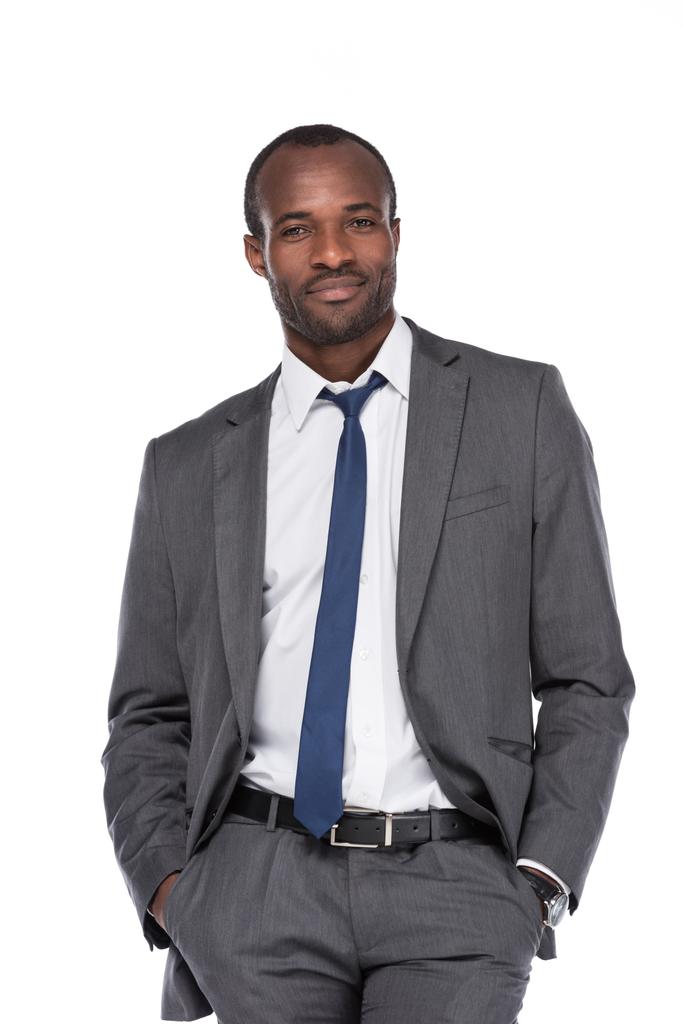 afro-amerikai üzletember ruha zsebbel elszigetelt fehér kezével mosolyogva - Fotó, kép