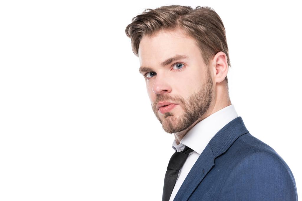 vista lateral do empresário caucasiano confiante em terno isolado em branco
 - Foto, Imagem
