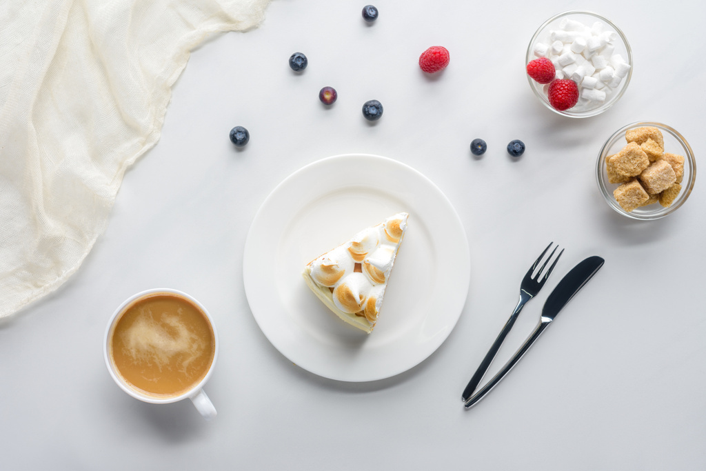 κάτοψη του γευστικό κομμάτι κέικ με μούρα, καφέ και λευκό τραπέζι - Φωτογραφία, εικόνα