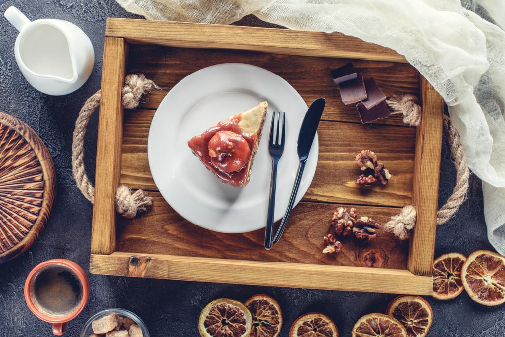 pohled shora na dort karamelové poleva na desce na dřevěný tác - Fotografie, Obrázek