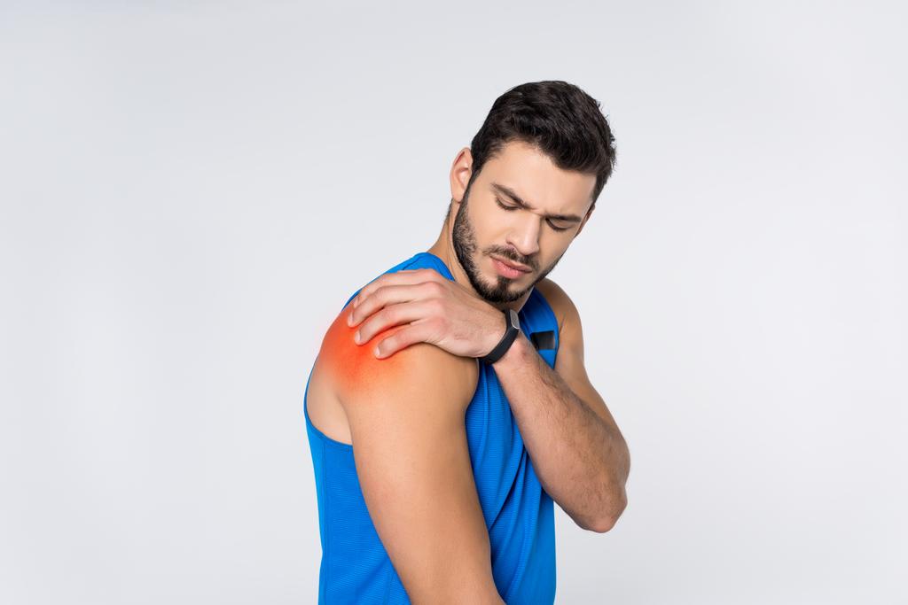 mladý muž s bolestí v rameni, izolované na bílém - Fotografie, Obrázek