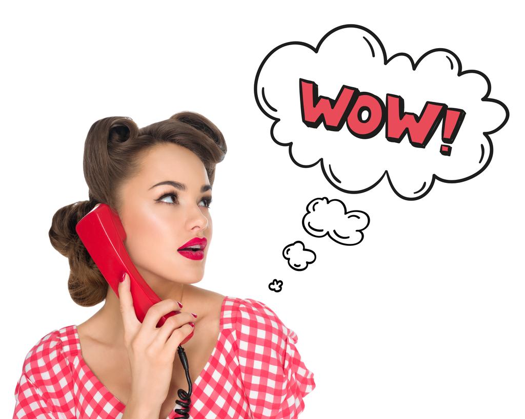 portrait de pin up femme parler sur vieux téléphone avec bande dessinée wow signe isolé sur blanc
 - Photo, image