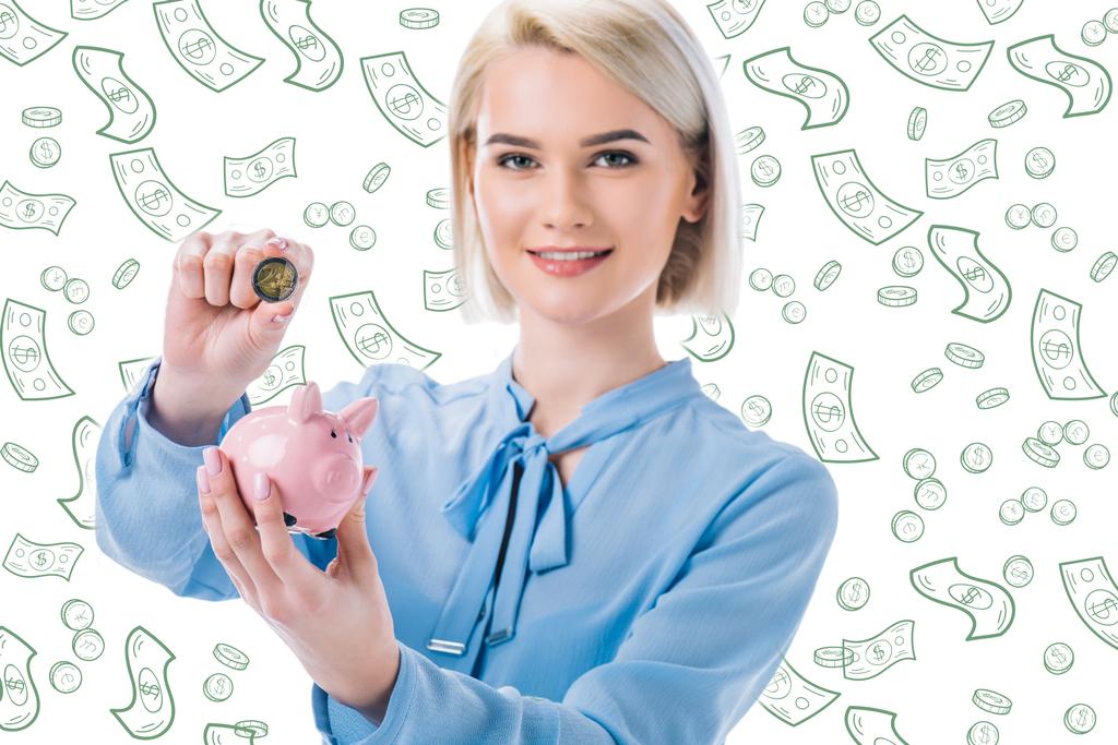 retrato de una mujer de negocios sonriente con alcancía y moneda en las manos, billetes en dólares caídos aislados en blanco
 - Foto, Imagen
