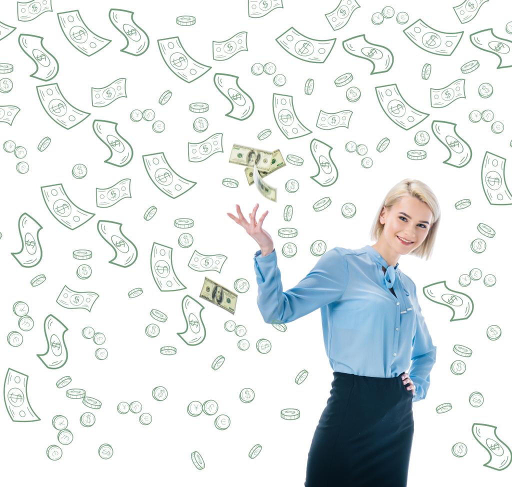vrolijke elegante zakenvrouw gooien dollar biljetten geïsoleerd op wit - Foto, afbeelding