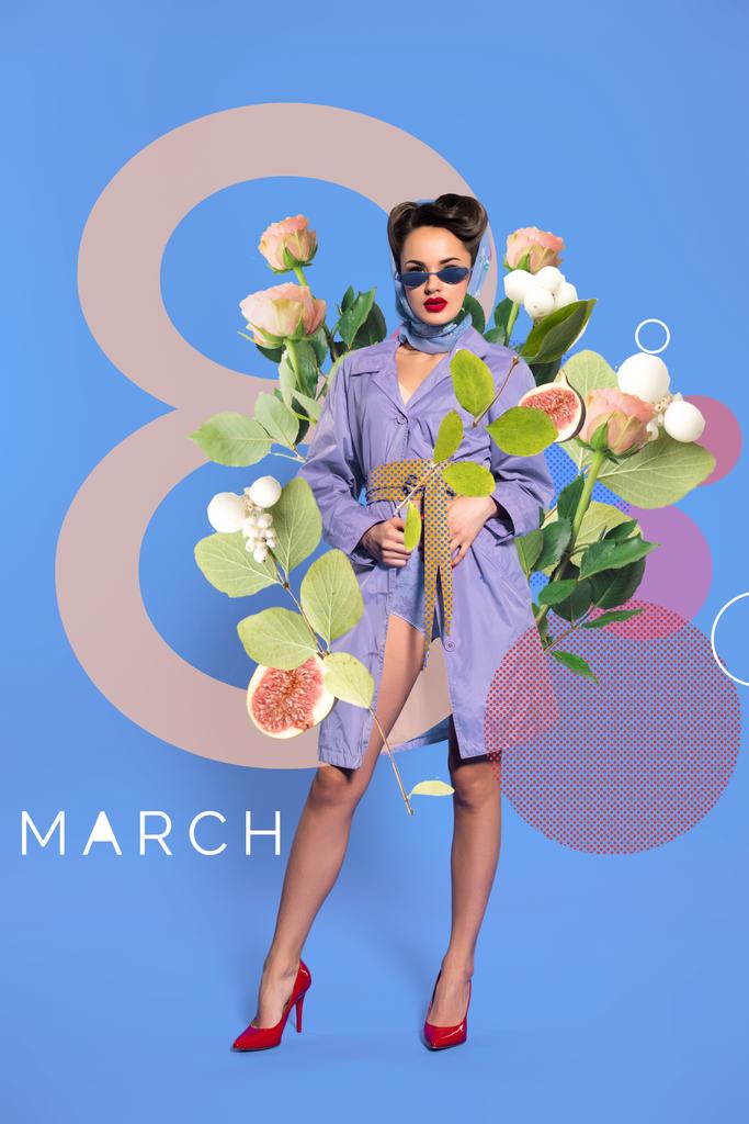 8η Μαρτίου ευχετήρια κάρτα με μοντέρνα γυναίκα στο ρετρό ρούχα και τα γυαλιά ηλίου με λουλούδια - Φωτογραφία, εικόνα