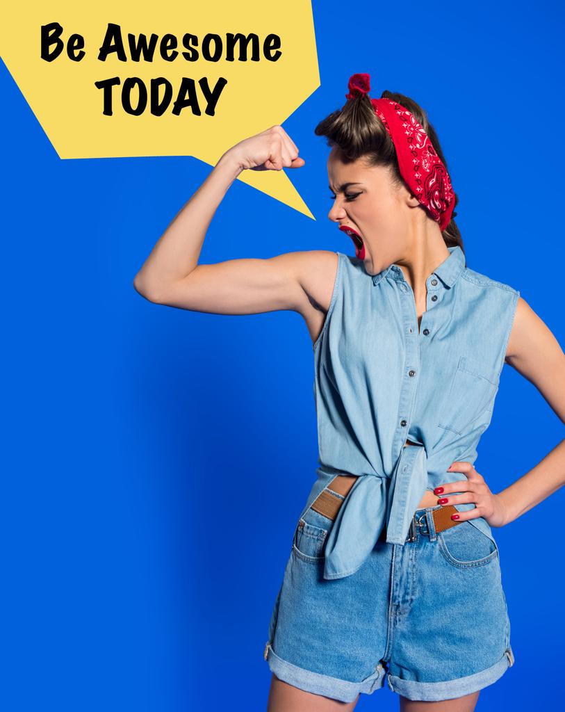 Nuori nainen retro vaatteet osoittaa lihaksia ja huutaa olla mahtava tänään puhe kupla eristetty sininen
 - Valokuva, kuva