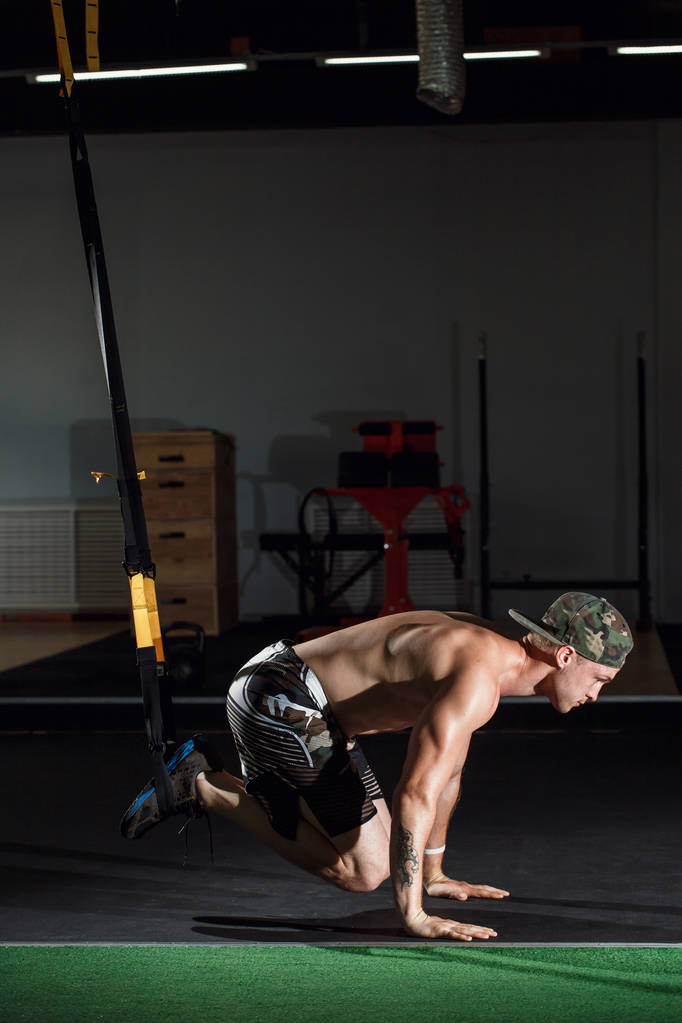 Çapraz uygun fitness Trx eğitim çalışmaları jimnastik salonu adam yan destekli iş - Fotoğraf, Görsel