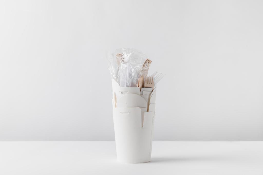 garfos de plástico em branco levar caixas na mesa
 - Foto, Imagem
