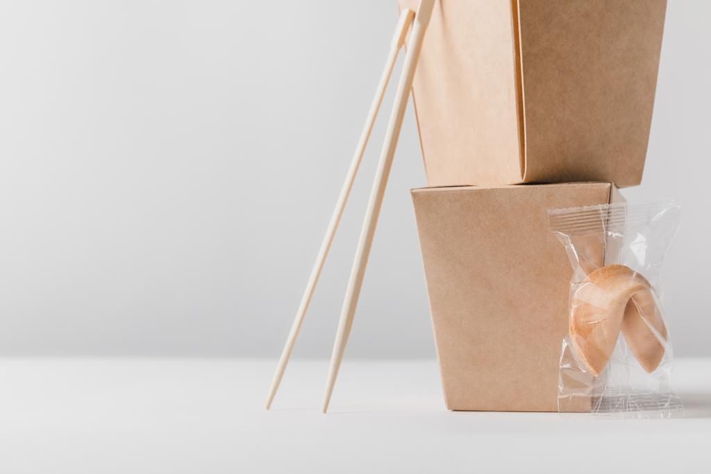 yemek çubukları ve Çin kurabiyesinden tablo ile erişte kutuları - Fotoğraf, Görsel