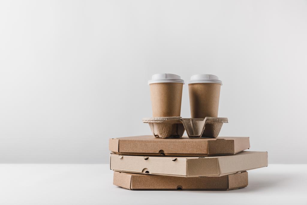 copos de café descartáveis em caixas de pizza na mesa
 - Foto, Imagem