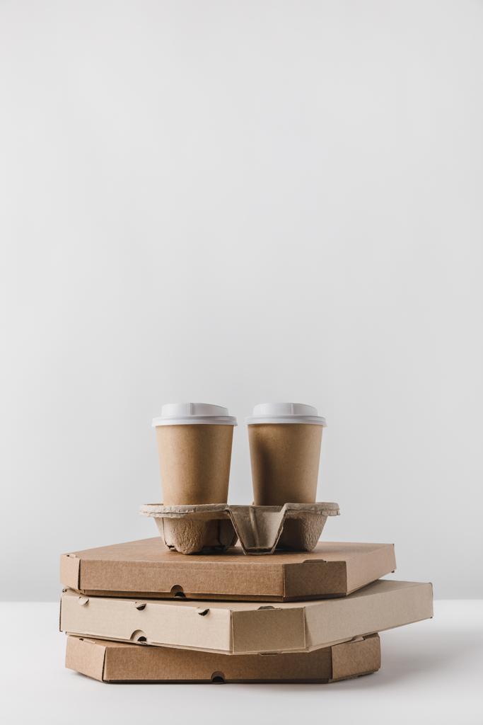 καφέ στα φλυτζάνια εγγράφου σε κουτιά πίτσας στο τραπέζι - Φωτογραφία, εικόνα
