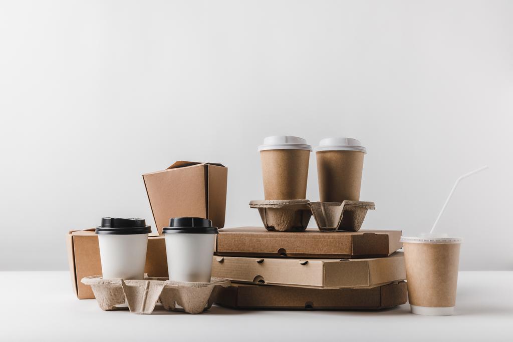 cajas de pizza y café para llevar con cajas en la mesa
 - Foto, imagen