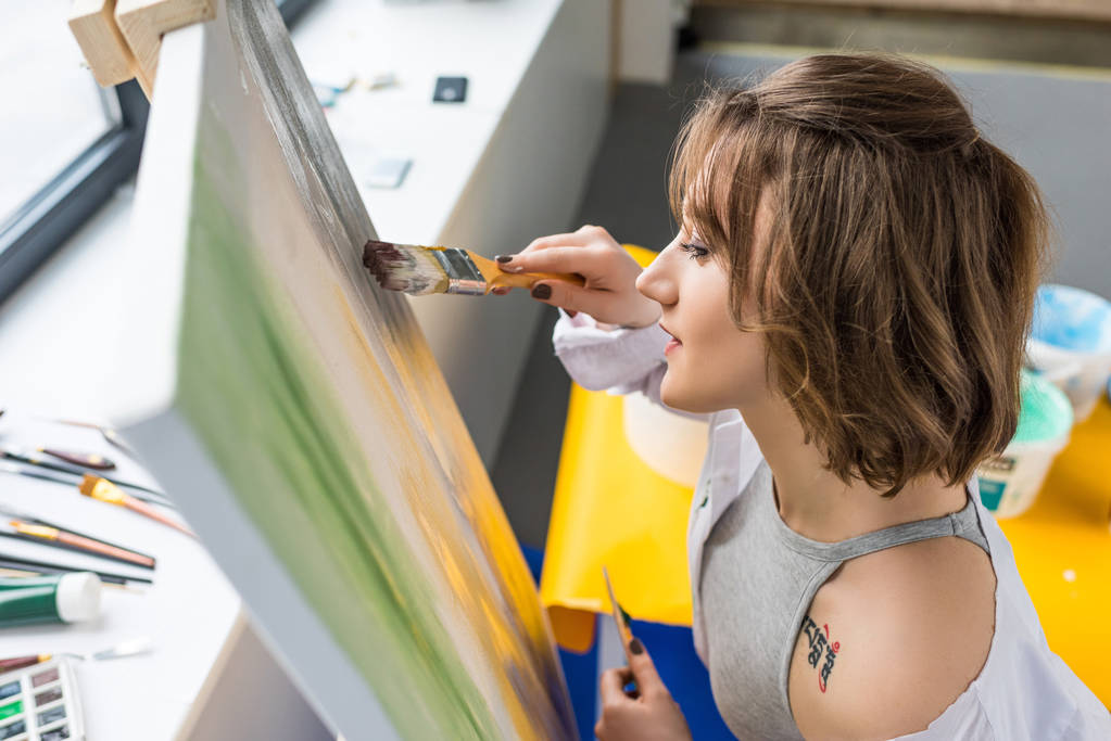 Giovane ragazza ispirato pittura da cavalletto in studio di luce
 - Foto, immagini