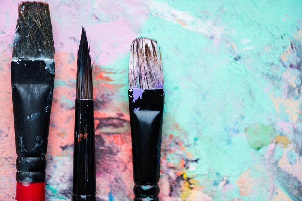 Sanatsal fırçaların yakından görmek paletinde renkli boya noktalar ile kaplı - Fotoğraf, Görsel