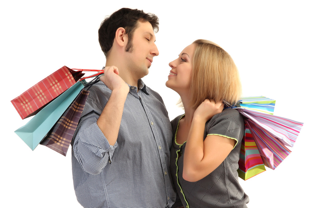 Casal jovem compras e segurando muitos sacos de compras isolados no branco
 - Foto, Imagem