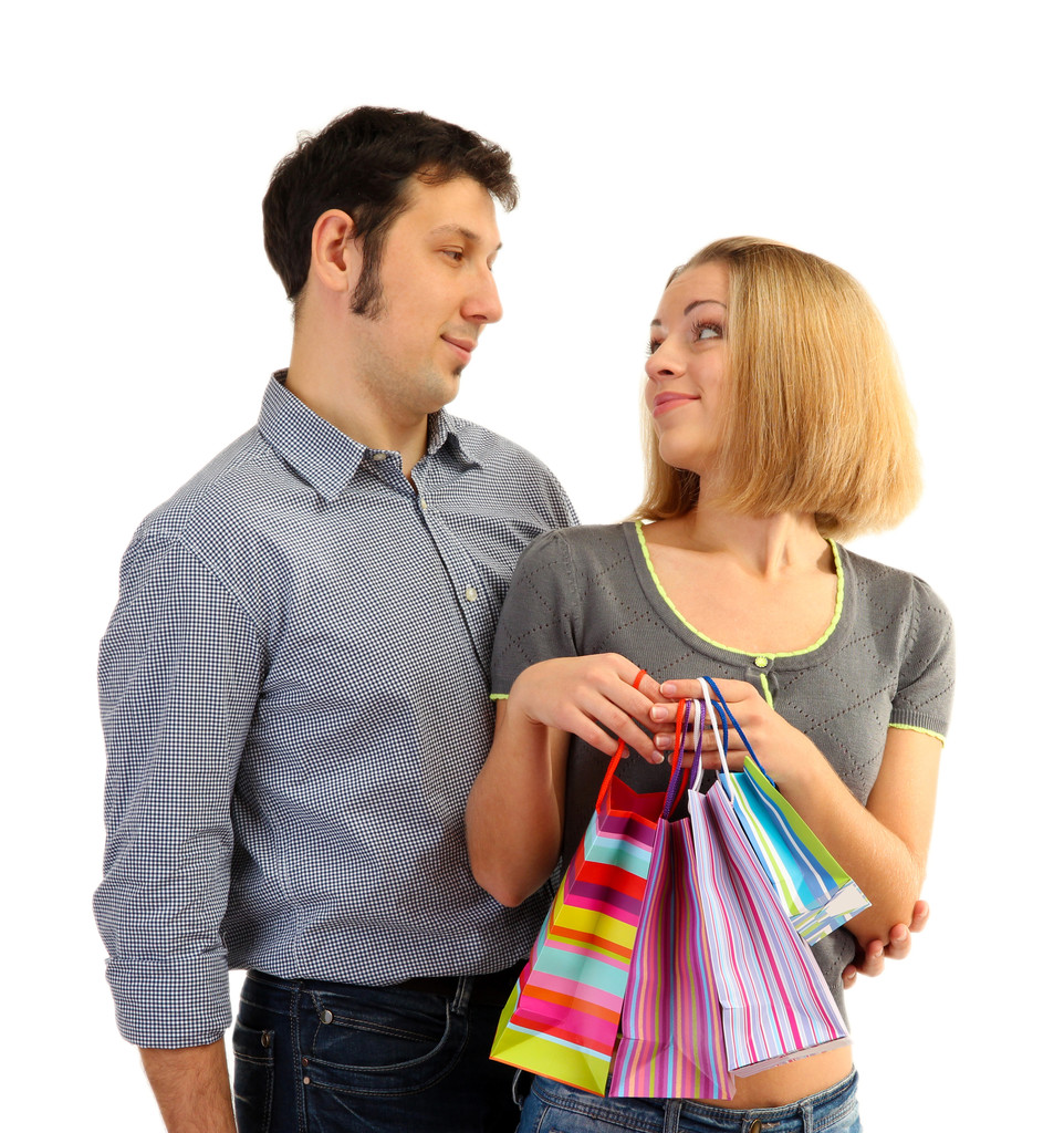 Młoda para zakupy i posiadający wiele torby na zakupy na białym tle - Zdjęcie, obraz