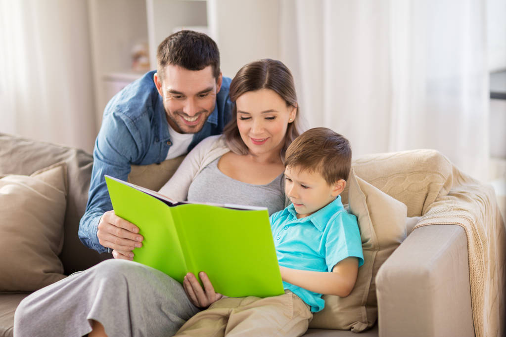 boldog családi olvasmány könyv otthon - Fotó, kép
