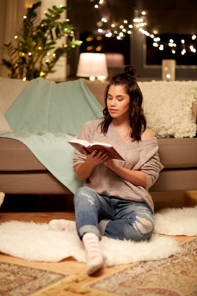feliz jovem mulher ler livro em casa - Foto, Imagem