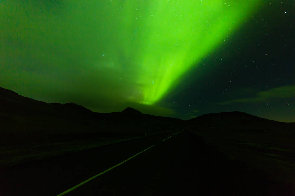Vaikuttava vihreä Aurora Borealis (revontulet) islanniksi. Pohjoinen napa ilmiö.Luonnonvalo näyttää arktisen ympyrän yläpuolella vuoret.Näkyvä polaarinen valo, magneettinen hiukkasten törmäys näyttö
 - Valokuva, kuva
