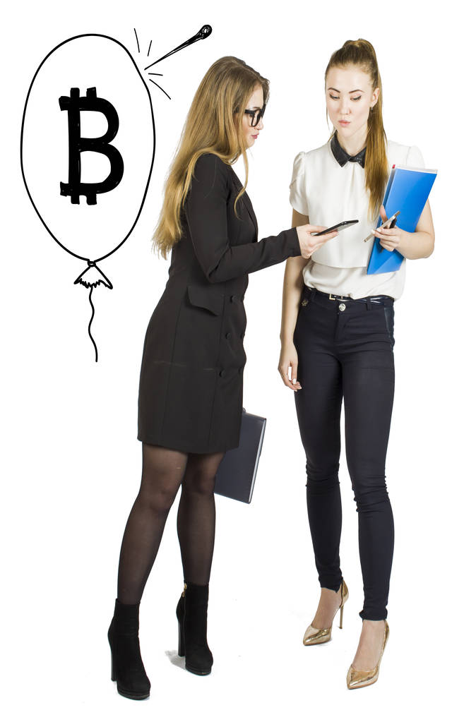 Piękne kobiety, stojąc nad białym tle z bitcoin szkice i rozmowy. Koncepcja wirtualnego pieniądza. Kryptowaluta - Zdjęcie, obraz